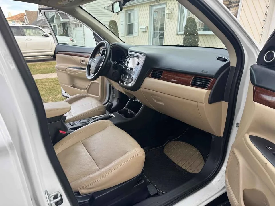 2015 Mitsubishi Outlander - Image 8 of 14