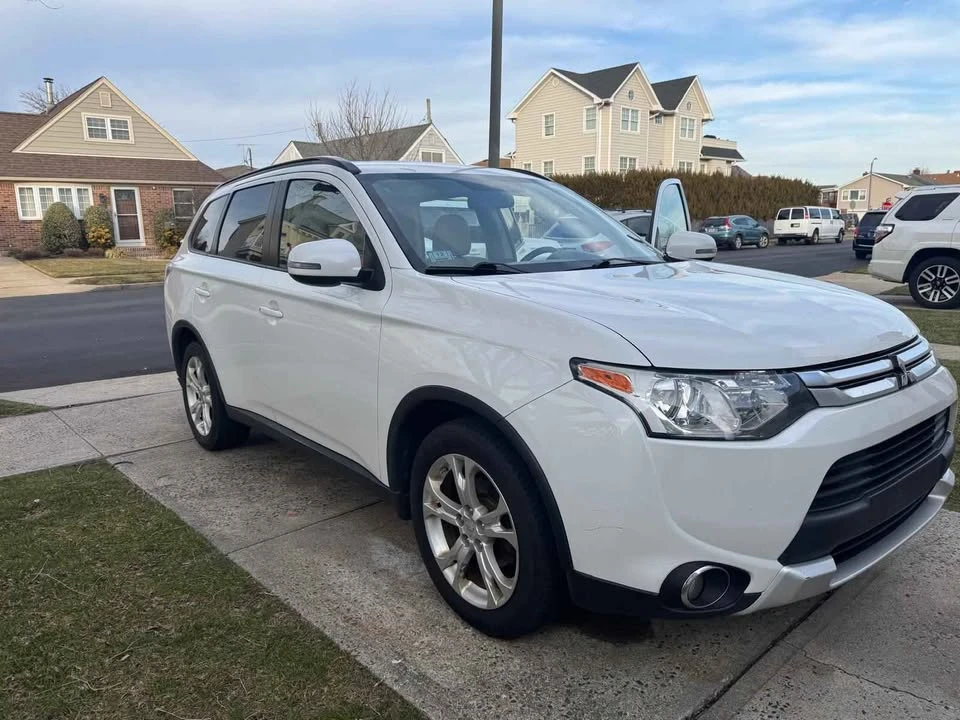 2015 Mitsubishi Outlander - Image 2 of 14