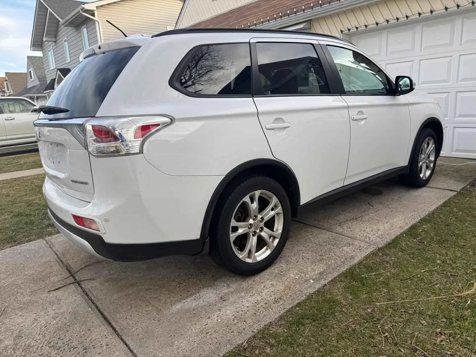 2015 Mitsubishi Outlander - Image 10 of 14