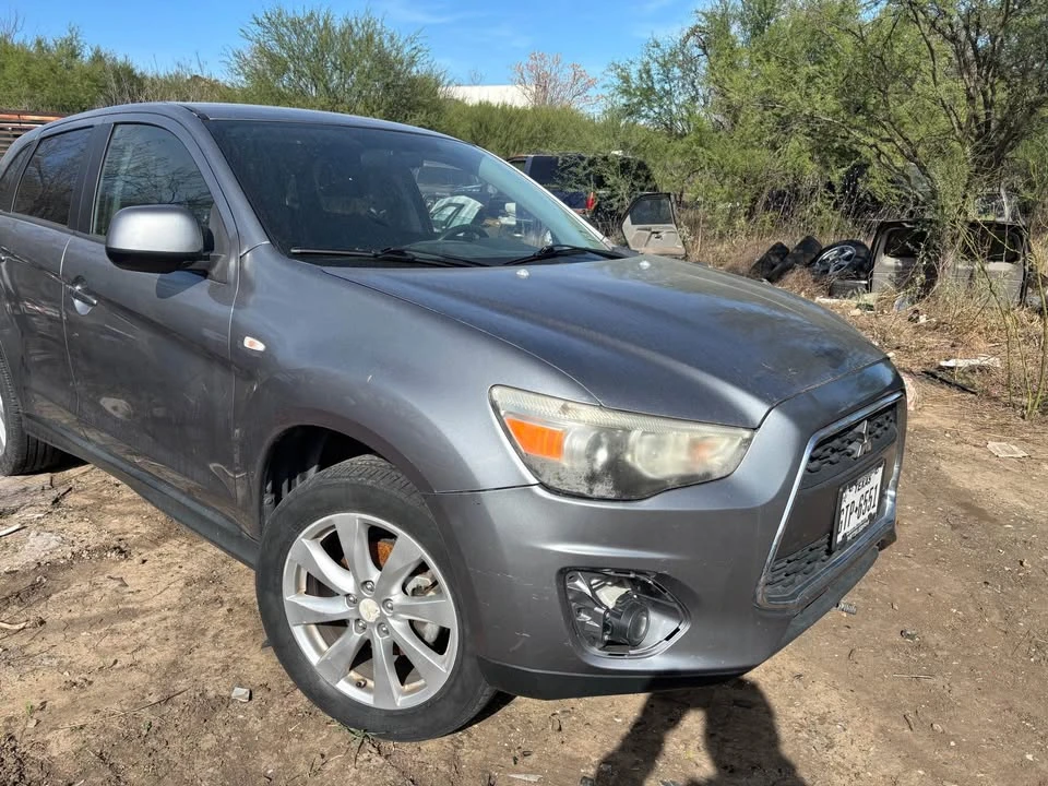 2015 Mitsubishi Outlander - Image 2 of 6