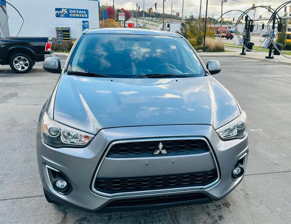 2015 Mitsubishi Outlander - Image 2 of 10