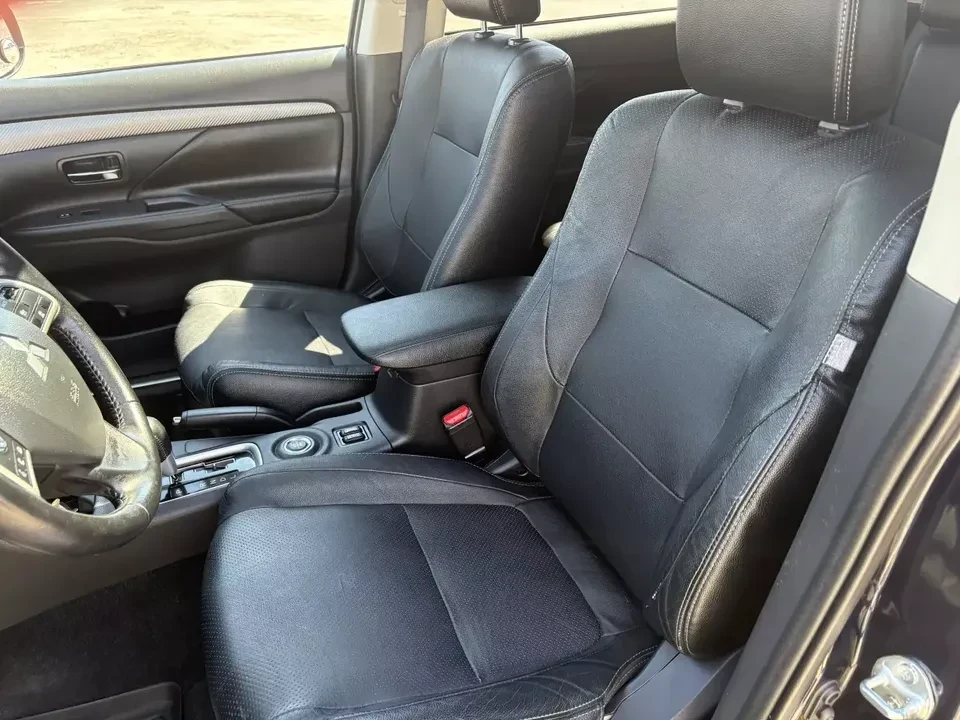 2015 Mitsubishi Outlander - Image 14 of 18