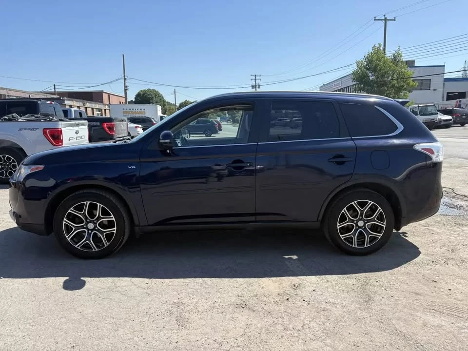 2015 Mitsubishi Outlander - Image 2 of 20