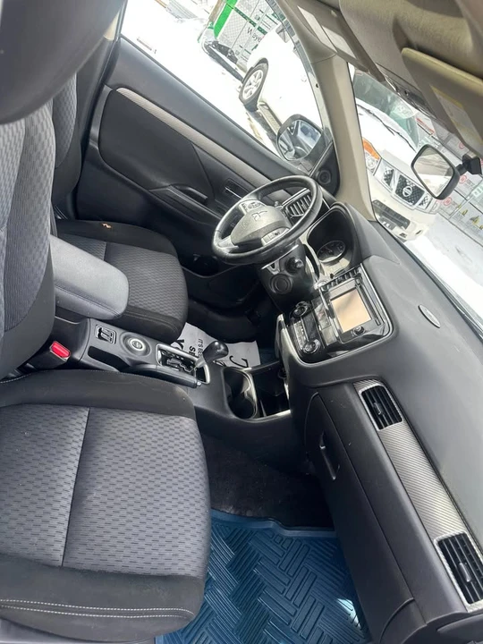 2015 Mitsubishi Outlander - Image 10 of 15