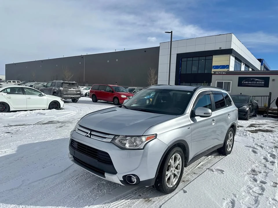 2015 Mitsubishi Outlander - Image 2 of 15