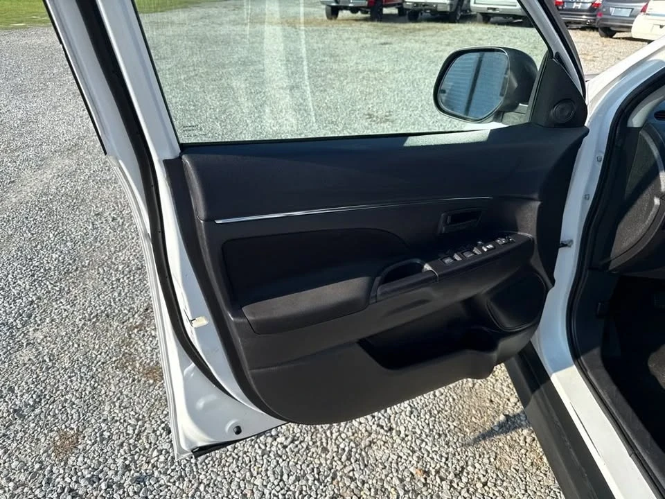 2015 Mitsubishi Outlander - Image 10 of 13