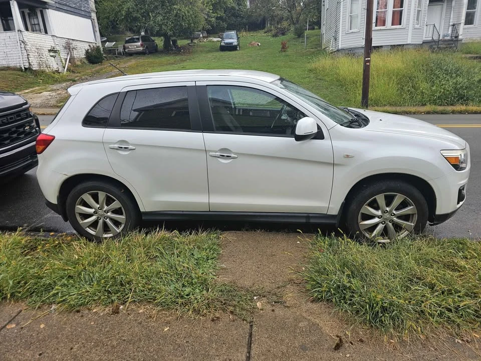 2015 Mitsubishi Outlander - Image 2 of 5