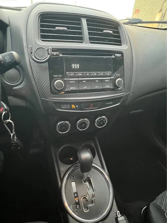 2015 Mitsubishi Outlander - Image 12 of 16