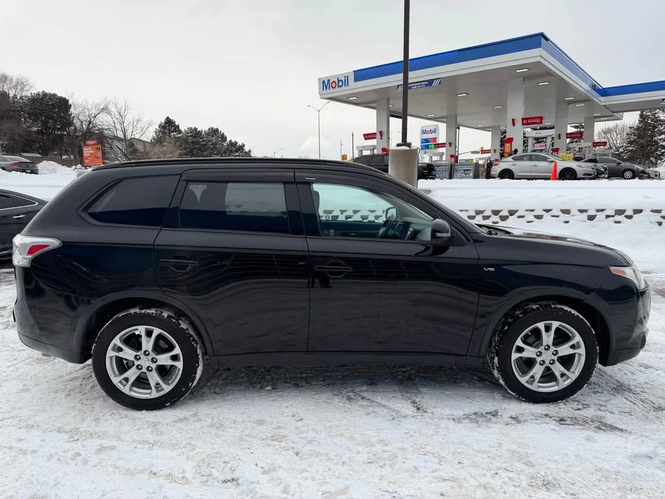 2015 Mitsubishi Outlander - Image 2 of 17