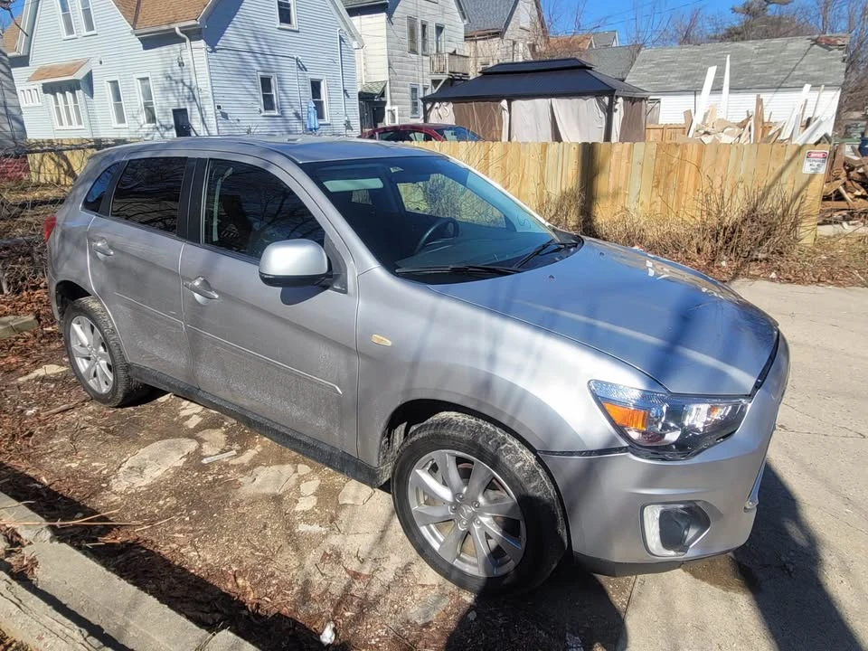 2015 Mitsubishi Outlander - Image 2 of 8