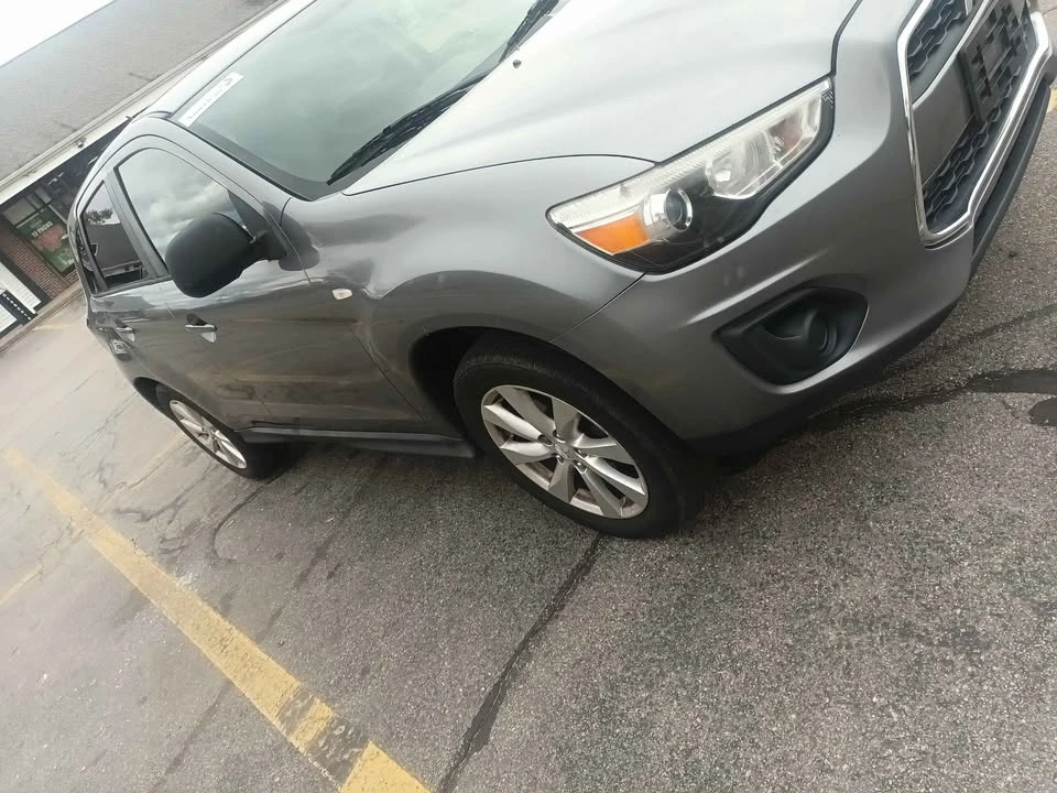 2015 Mitsubishi Outlander - Image 2 of 3