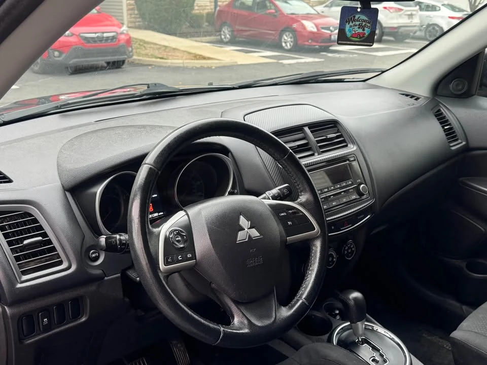 2015 Mitsubishi Outlander - Image 2 of 3