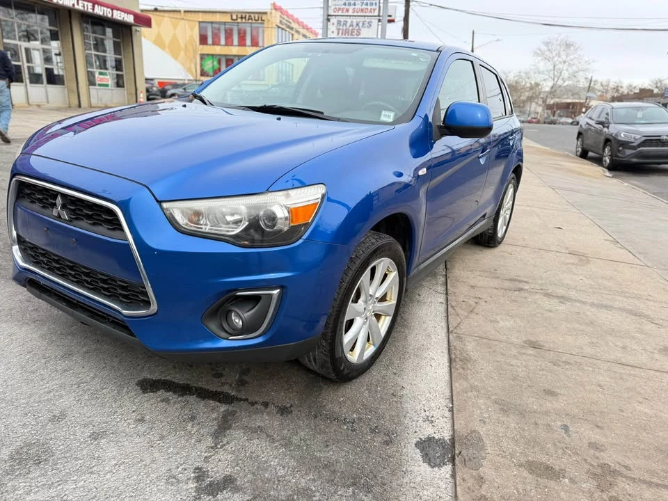 2015 Mitsubishi Outlander - Image 2 of 8