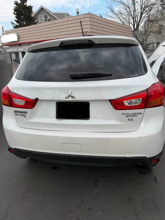 2015 Mitsubishi Outlander - Image 8 of 10
