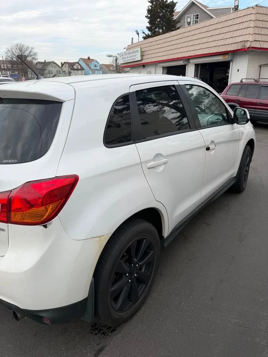 2015 Mitsubishi Outlander - Image 2 of 10