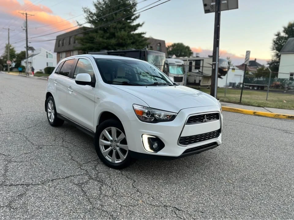 2015 Mitsubishi Outlander - Image 2 of 20