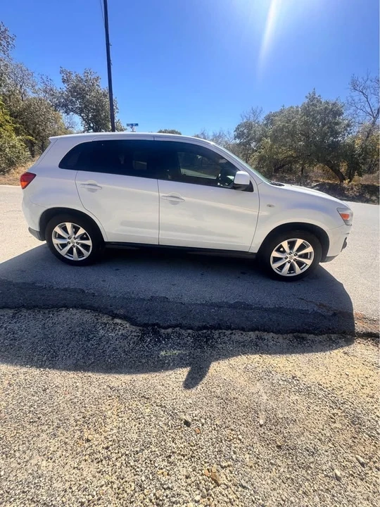 2015 Mitsubishi Outlander - Image 2 of 10