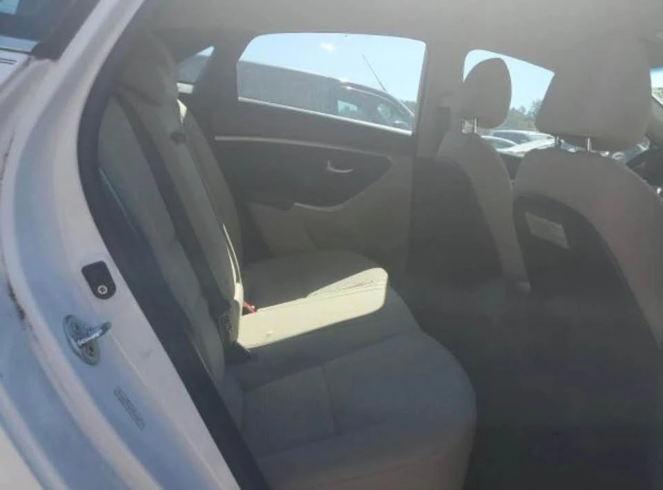 2015 Mitsubishi Outlander - Image 2 of 3