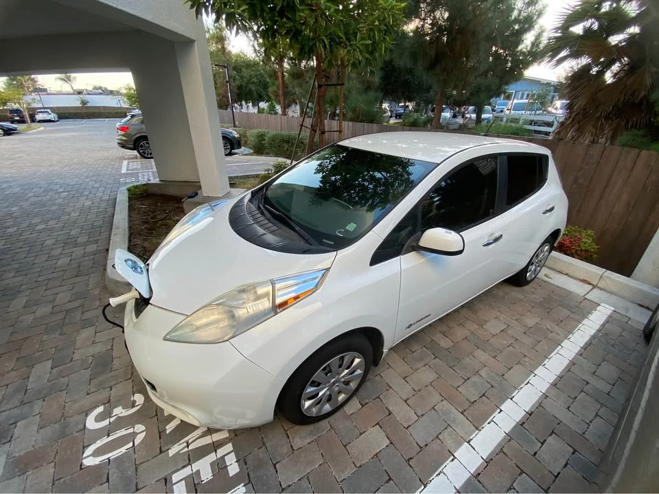 2015 Nissan Leaf - Image 2 of 13