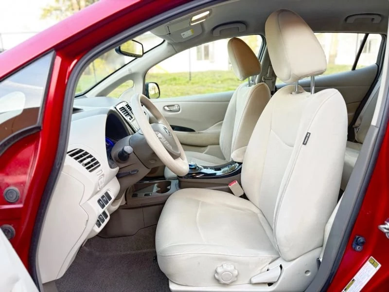 2015 Nissan Leaf - Image 11 of 20