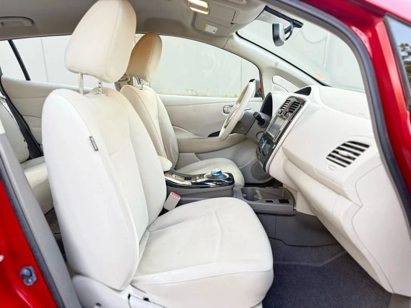 2015 Nissan Leaf - Image 18 of 20