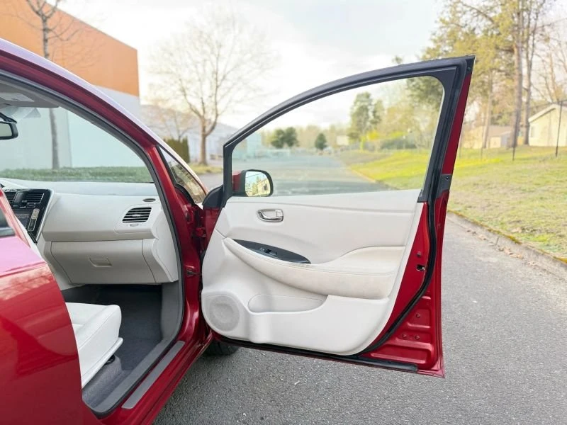 2015 Nissan Leaf - Image 17 of 20