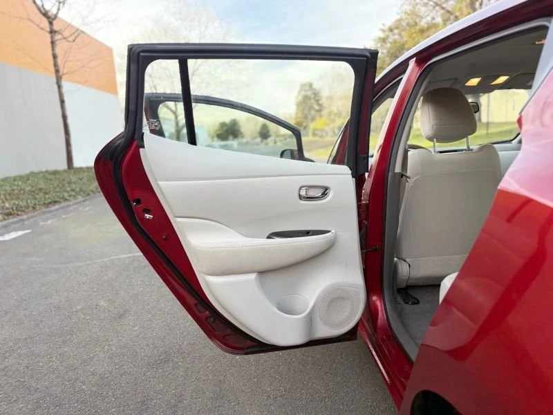 2015 Nissan Leaf - Image 15 of 20
