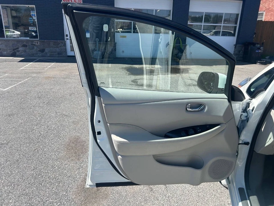 2015 Nissan Leaf - Image 8 of 21