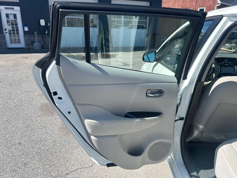 2015 Nissan Leaf - Image 9 of 21