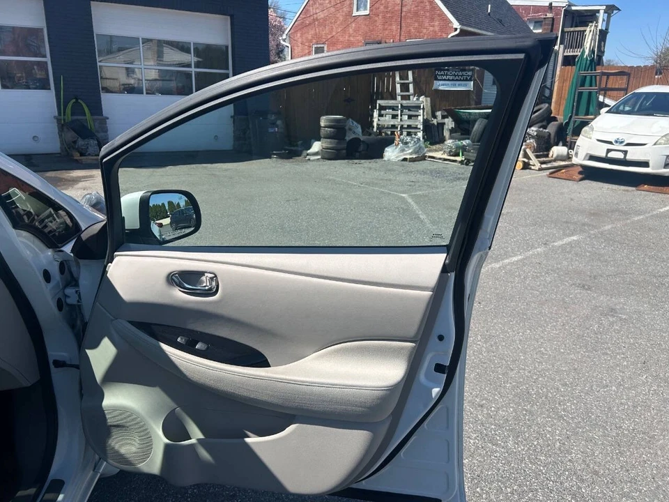2015 Nissan Leaf - Image 10 of 21