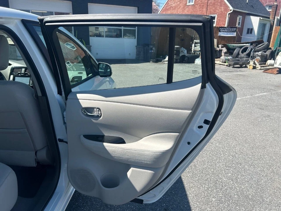 2015 Nissan Leaf - Image 11 of 21