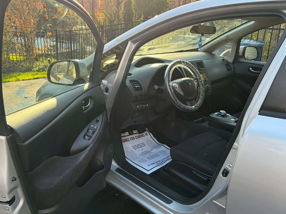 2015 Nissan Leaf - Image 7 of 16