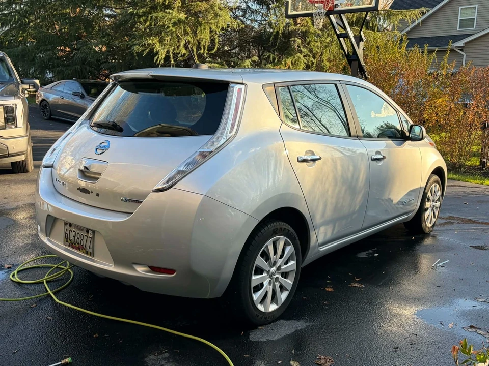 2015 Nissan Leaf - Image 8 of 16