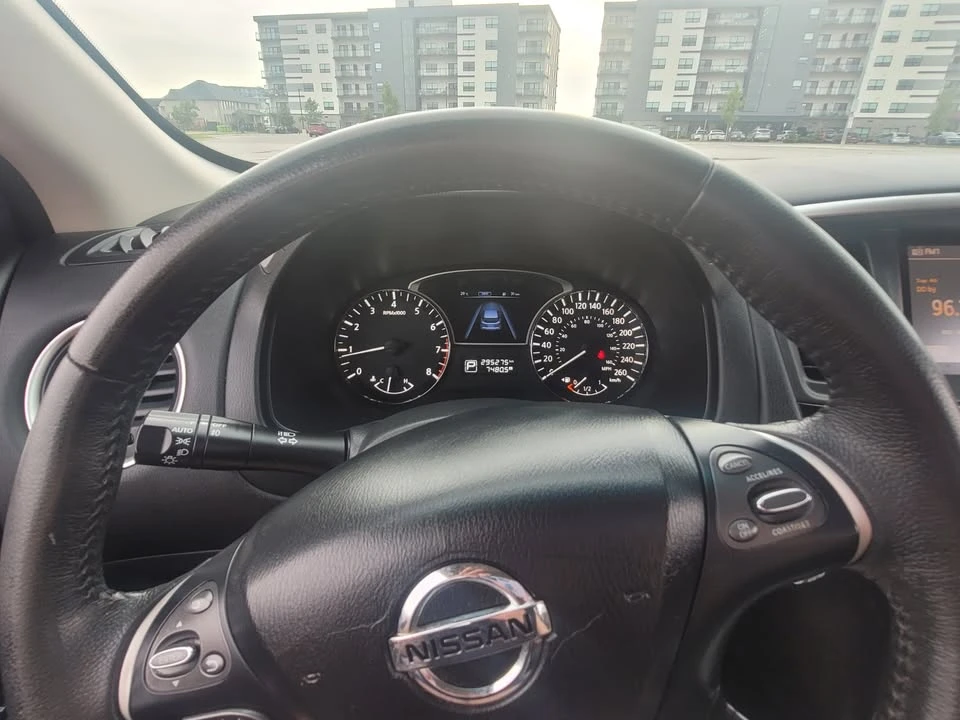 2015 Nissan Pathfinder 4th Gen - Image 2 of 9
