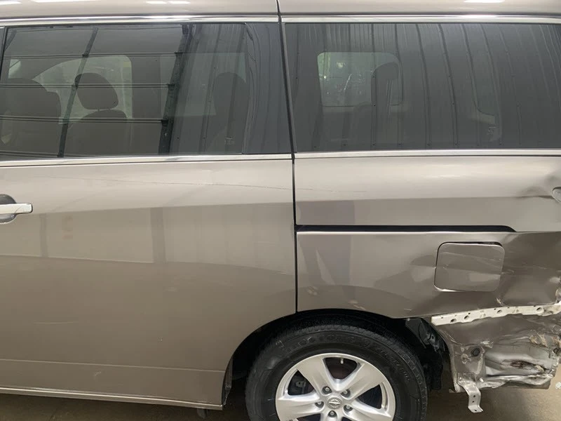 2015 Nissan Quest - Image 13 of 21