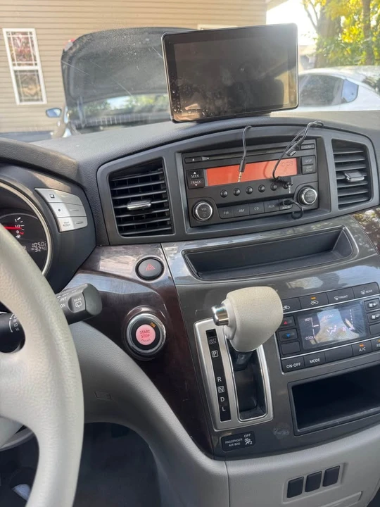 2015 Nissan Quest - Image 2 of 10