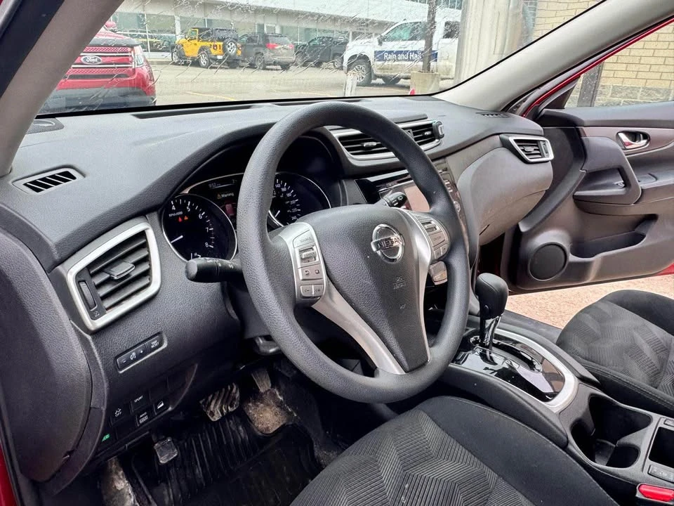 2015 Nissan Rogue - Image 10 of 15