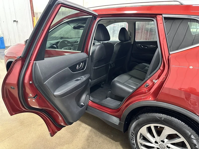 2015 Nissan Rogue - Image 11 of 12