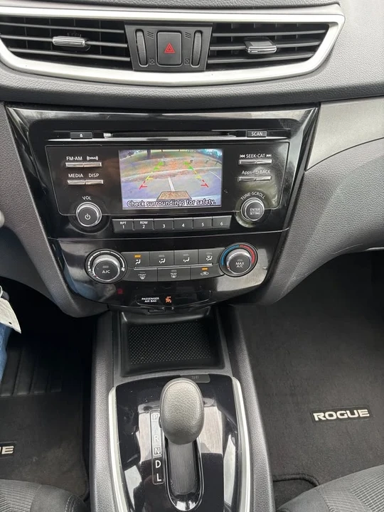 2015 Nissan Rogue - Image 14 of 17