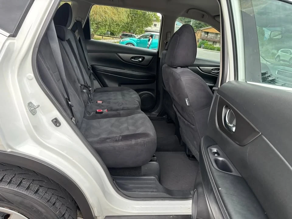 2015 Nissan Rogue - Image 10 of 17