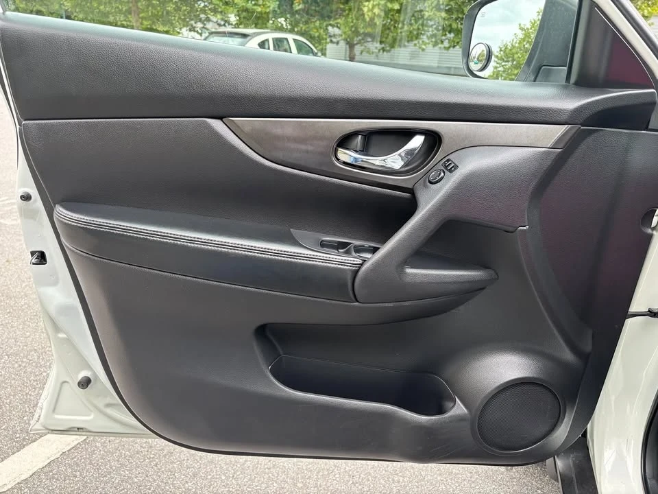 2015 Nissan Rogue - Image 6 of 17