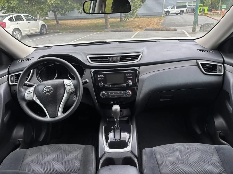 2015 Nissan Rogue - Image 12 of 17