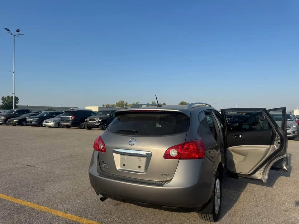 2015 Nissan Rogue - Image 8 of 17