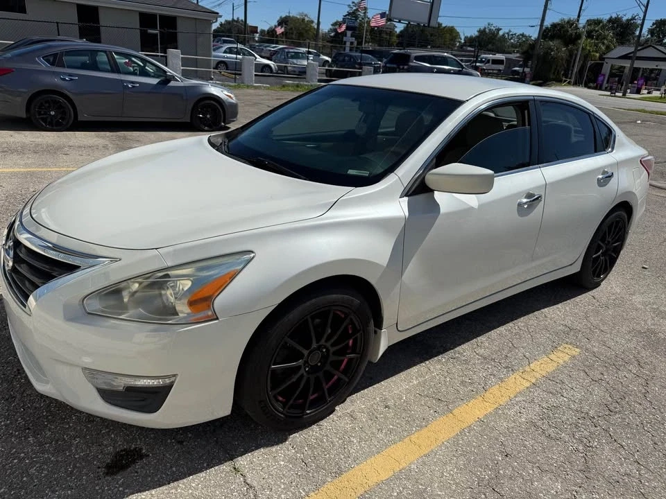 2015 Nissan Versa - Image 3 of 11