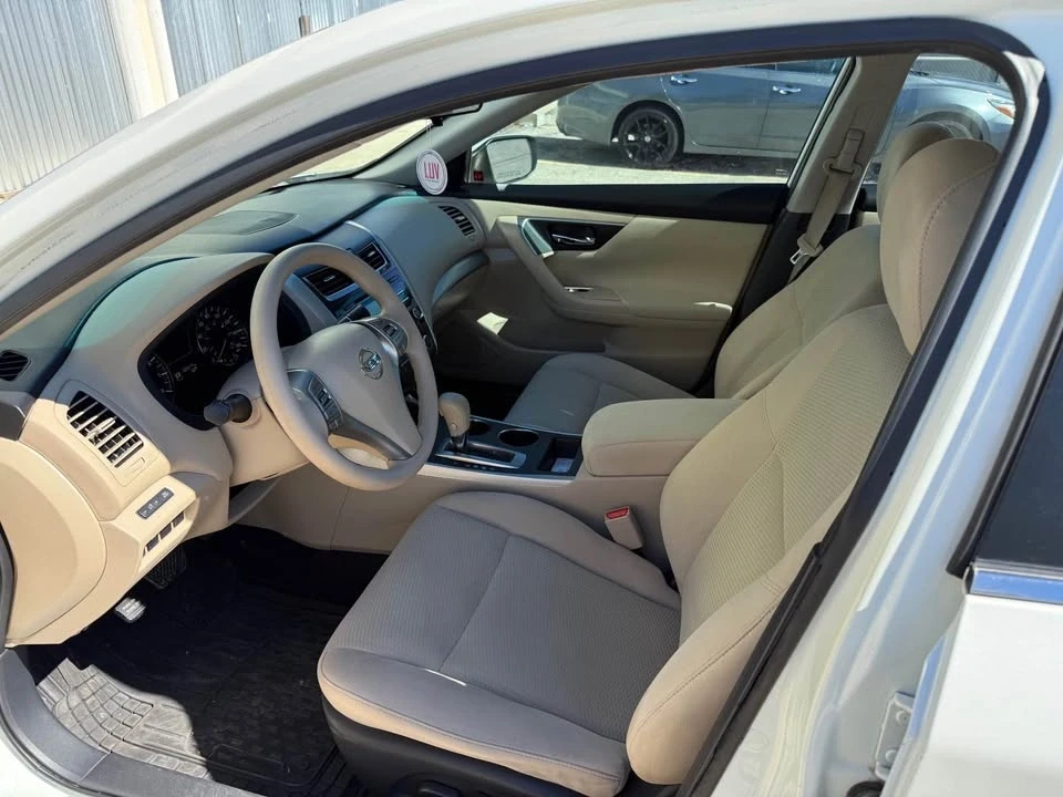2015 Nissan Versa - Image 8 of 11