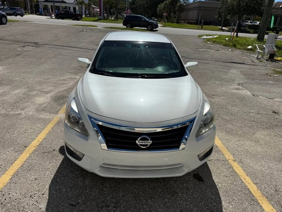 2015 Nissan Versa - Image 6 of 11