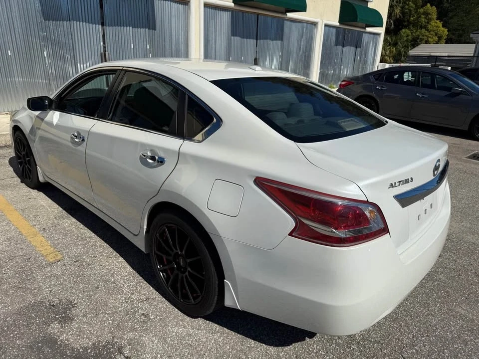 2015 Nissan Versa - Image 2 of 11