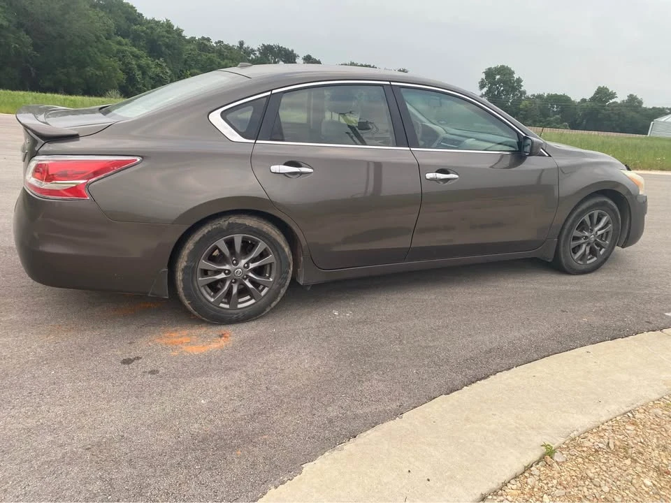 2015 Nissan Altima 5th Gen - Image 2 of 4