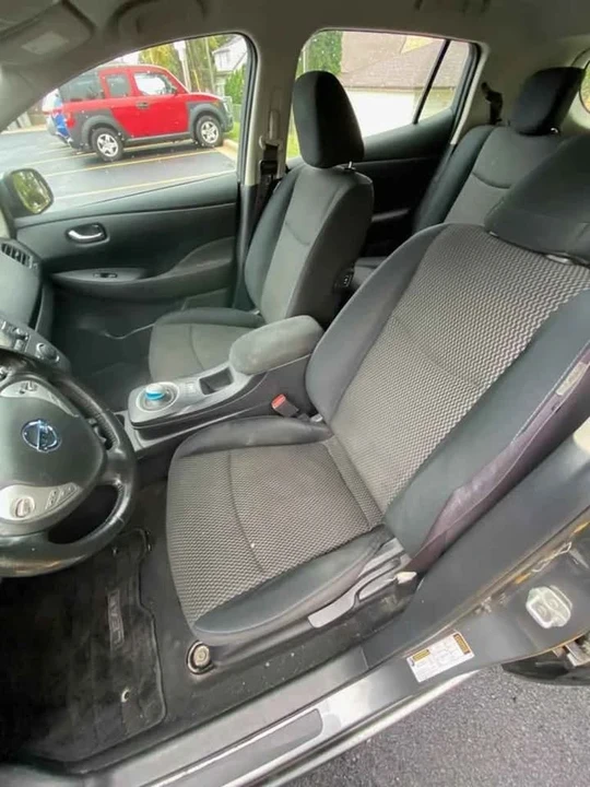 2015 Nissan Leaf - Image 12 of 19