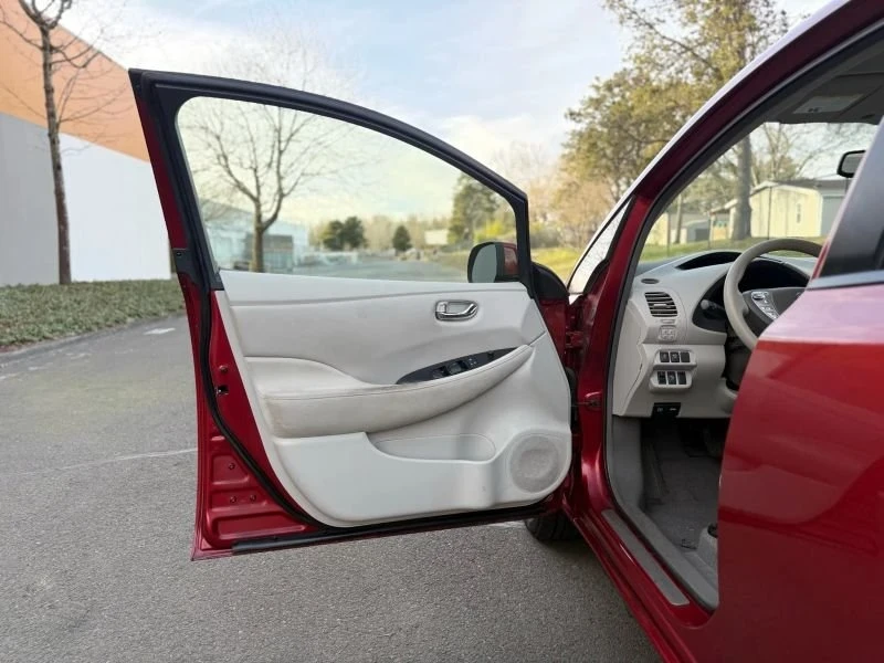 2015 Nissan Leaf - Image 10 of 20